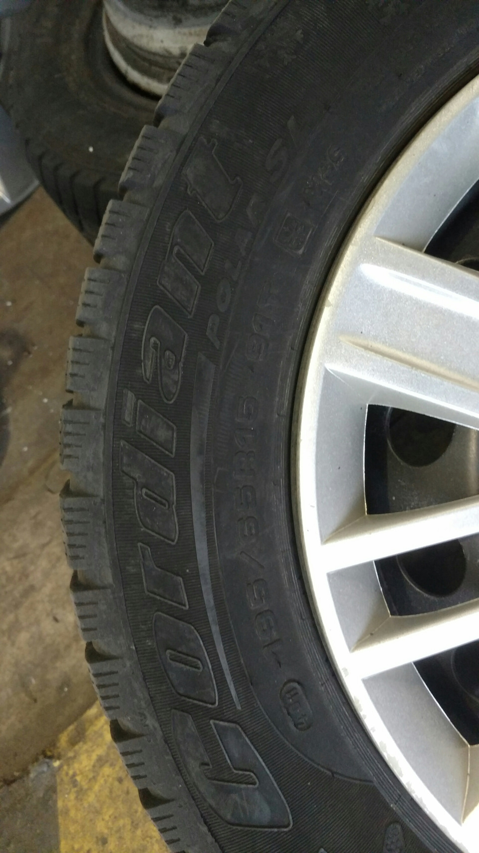 Зимова гумка продалася 195/65R15 1