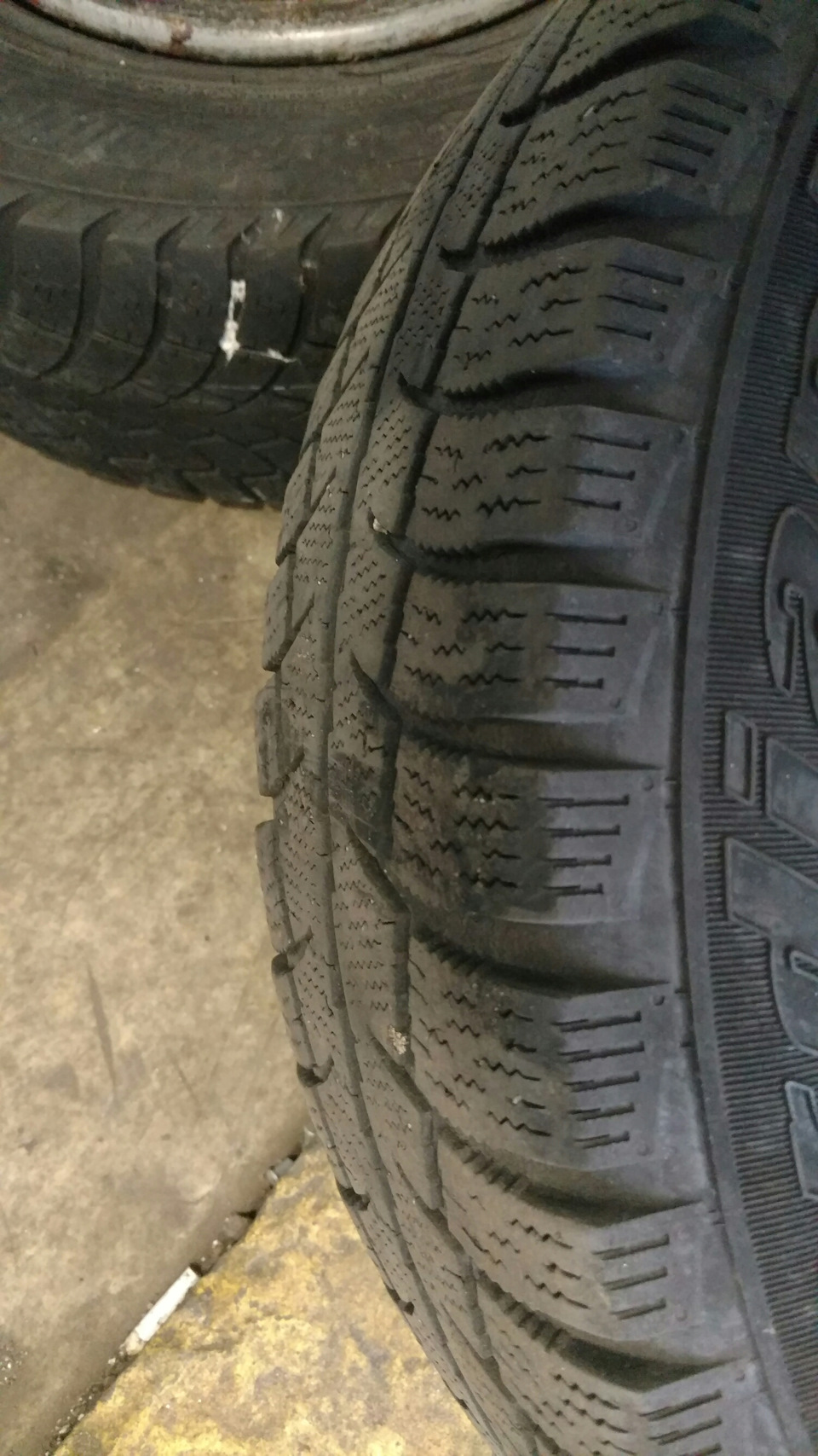 Зимова гумка продалася 195/65R15 2