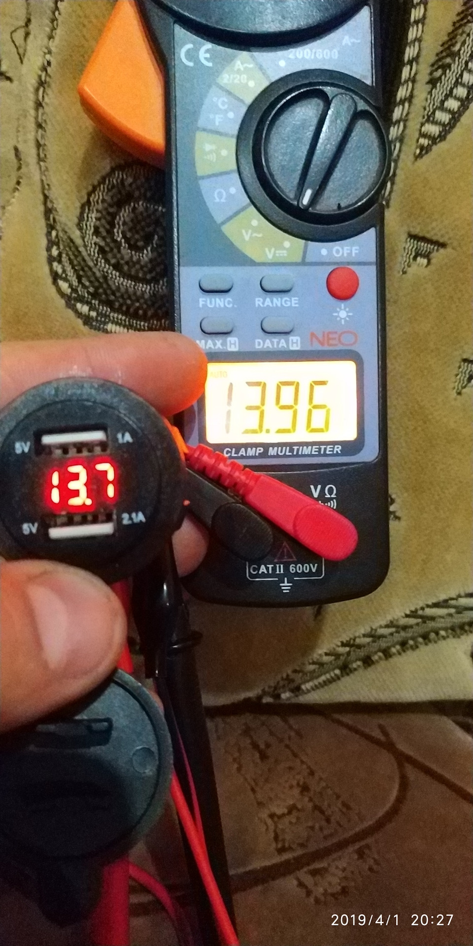 USB зарядка и вольтметр в доблик 3