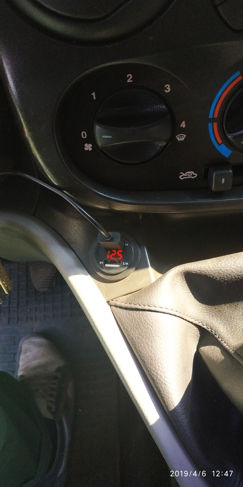 USB зарядка и вольтметр в доблик 1