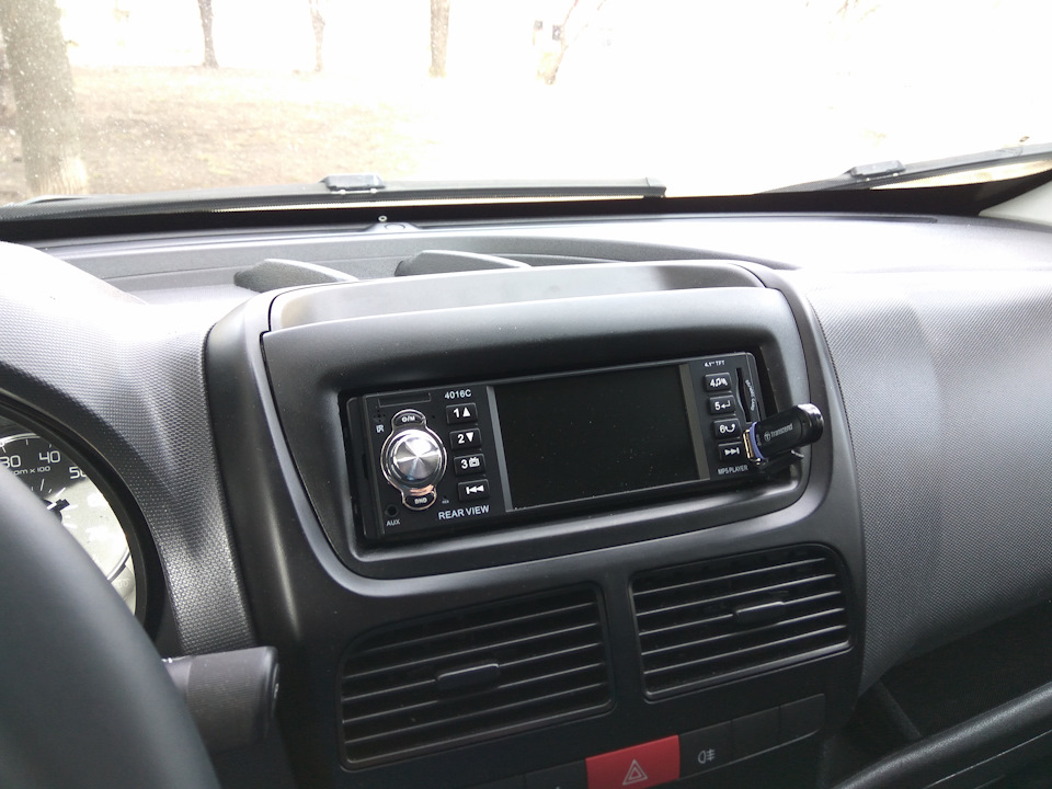 Встановлення камери заднього виду на Fiat Doblo Nuovo з розстібними задніми дверима 5
