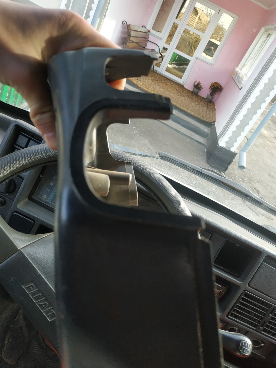Продам пластмасу під кермо під грубку і ікло ліве заднього бампера 5