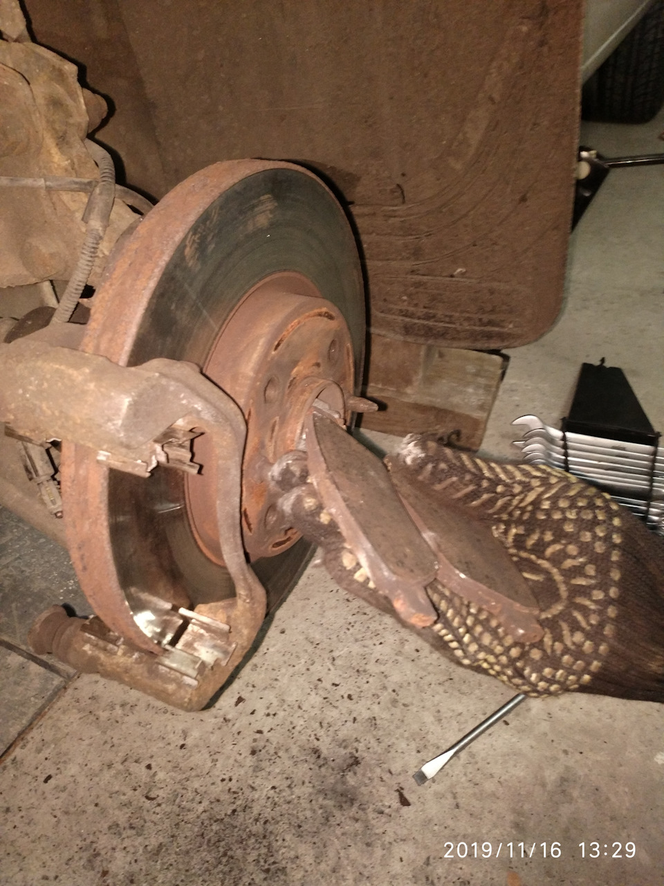 Заміна передніх колодок Bosch 0986424597 3