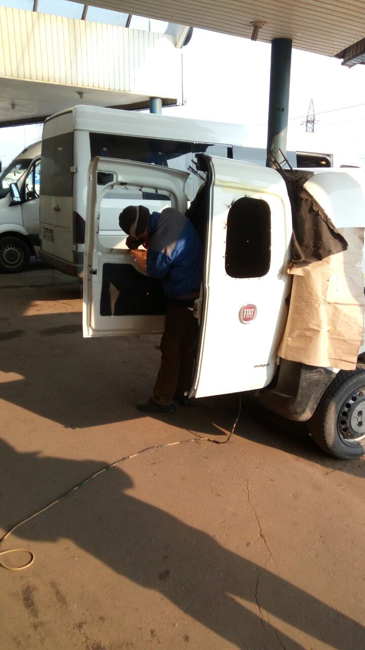 Встановлення заднього скла на Fiat Fiorino 3