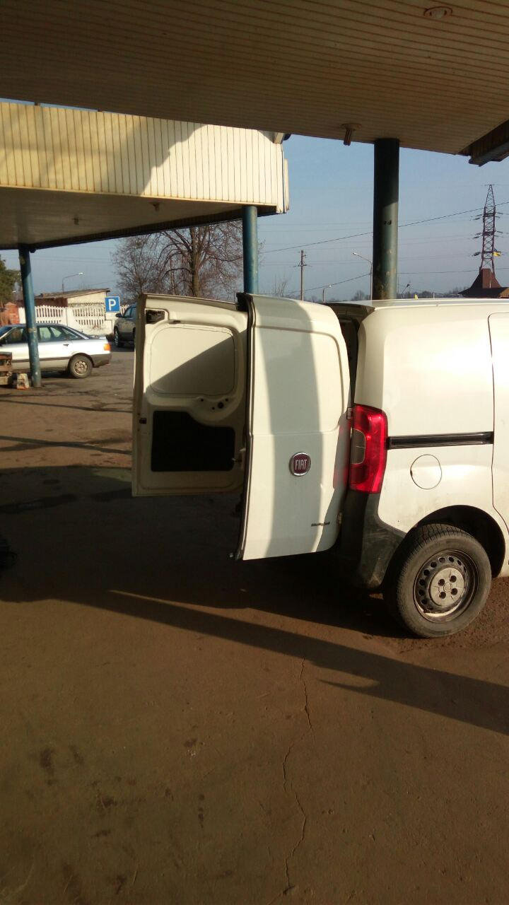 Встановлення заднього скла на Fiat Fiorino 1