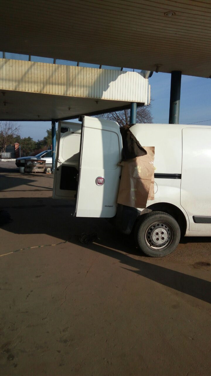 Встановлення заднього скла на Fiat Fiorino 2