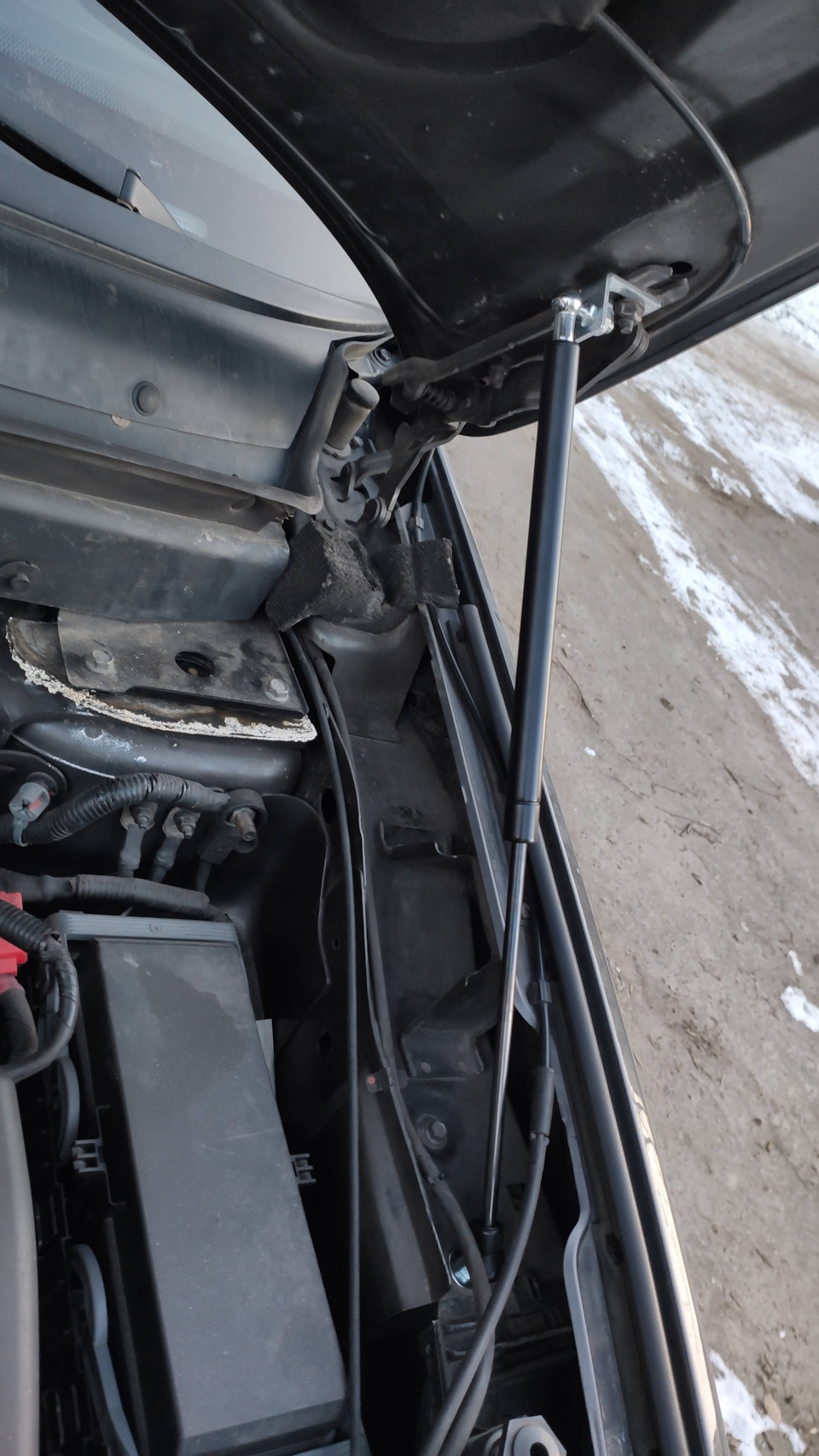 Встановлення газових упорів капота на Fiat Freemont / Dodge Journey 3