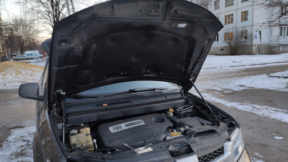 Встановлення газових упорів капота на Fiat Freemont / Dodge Journey 1