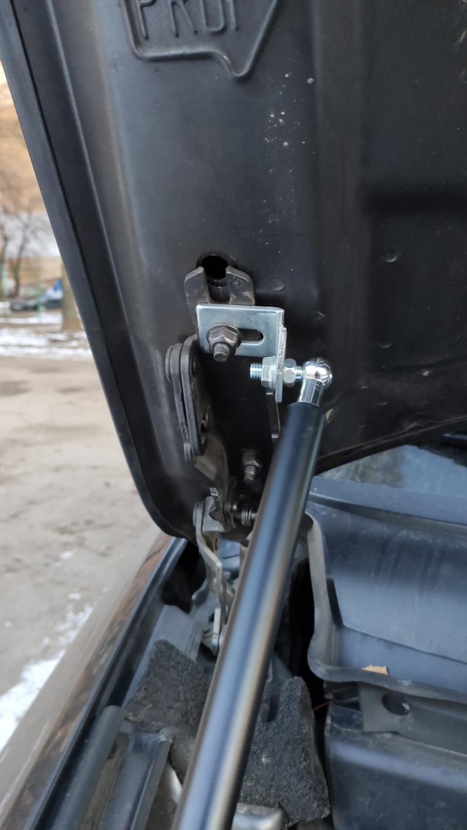 Встановлення газових упорів капота на Fiat Freemont / Dodge Journey 4
