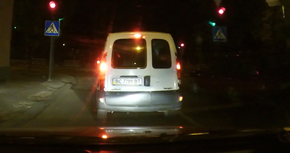 Renault Kangoo і червоне на світлофорі 1