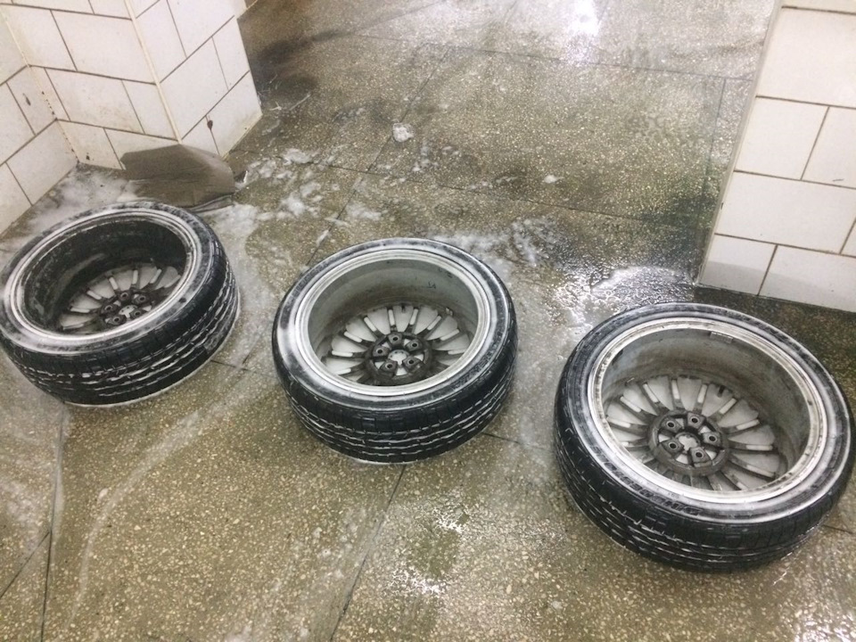 Нові лабутении ! R17 215/45 5