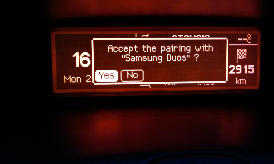 Підключення телефону до авто через вбудовану систему Bluetooth 3