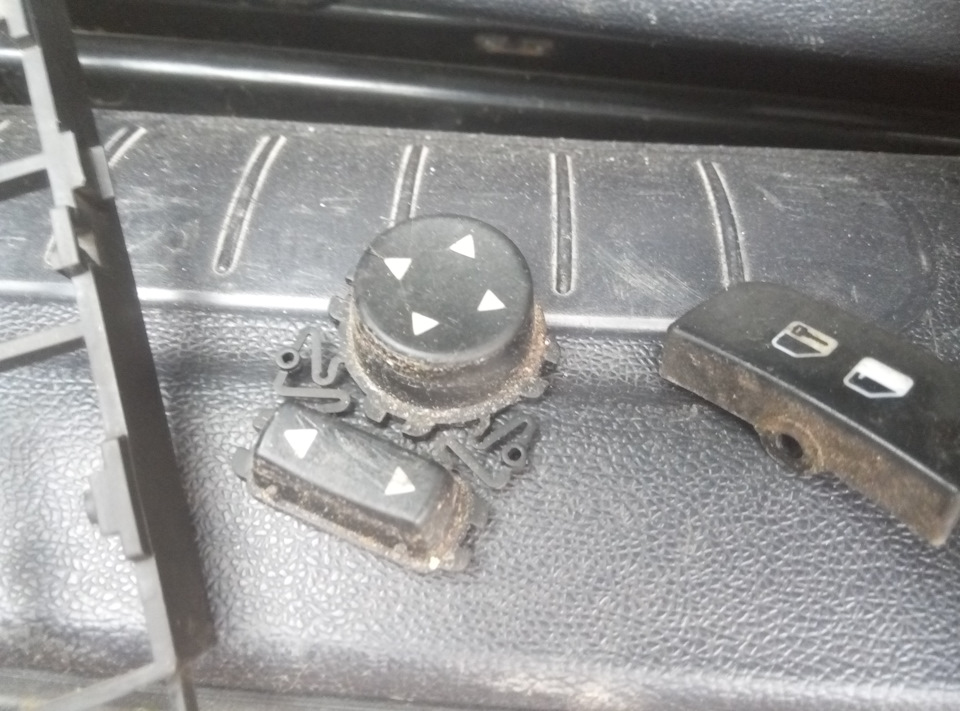 Num. Plate Bulb \ Чистка кнопок пульта керування водійськими дверима Stilo 2