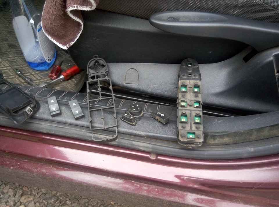 Num. Plate Bulb \ Чистка кнопок пульта керування водійськими дверима Stilo 1