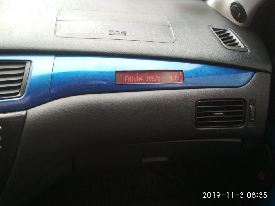 Монтаж екрана магнітоли на панелі. 1