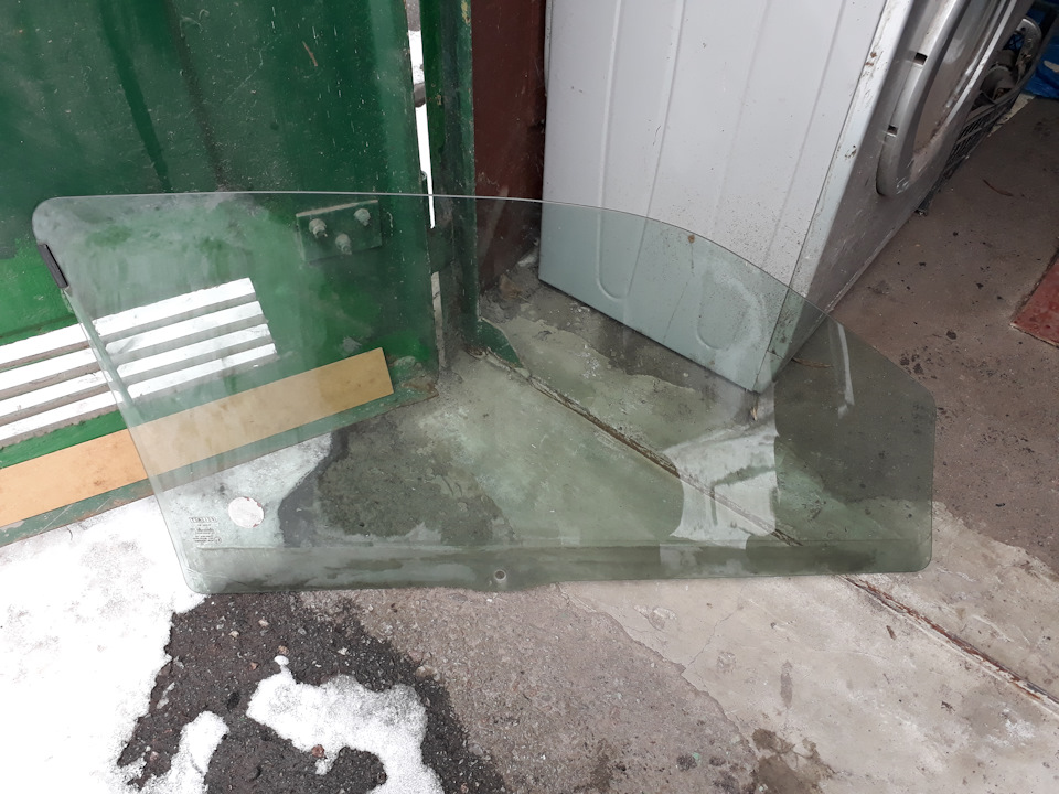 Барипост 2. Скло водійське та приладка на 3-х дверях 2