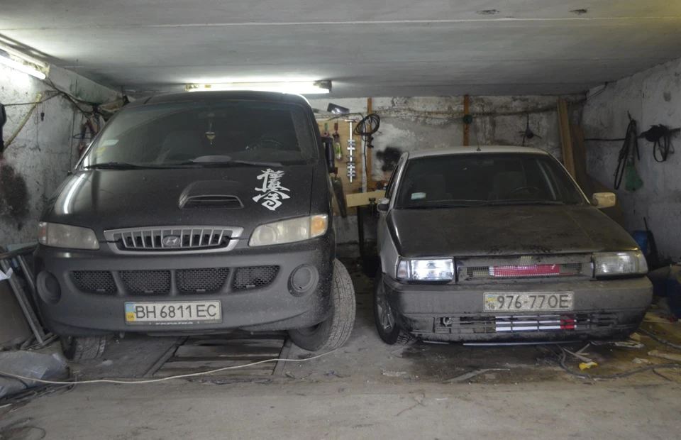 У гаражі