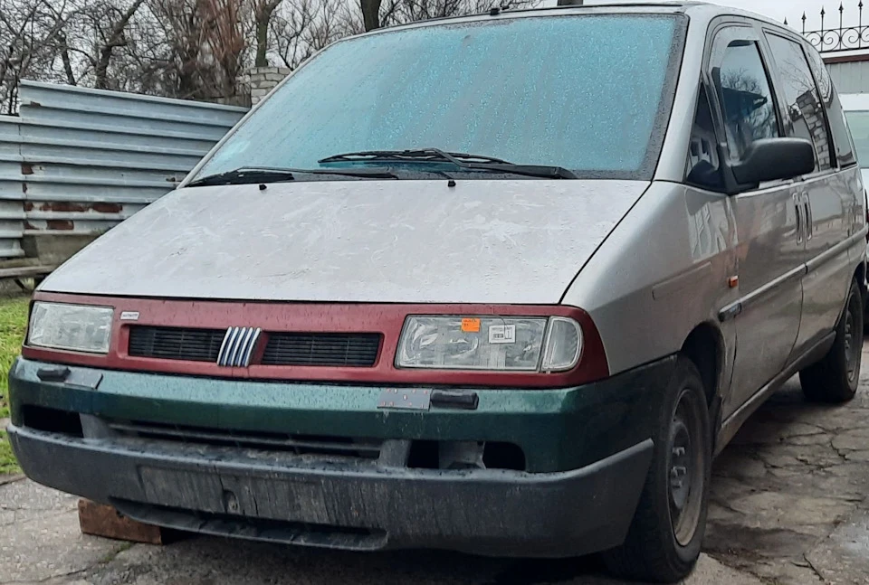 Справа рухається)