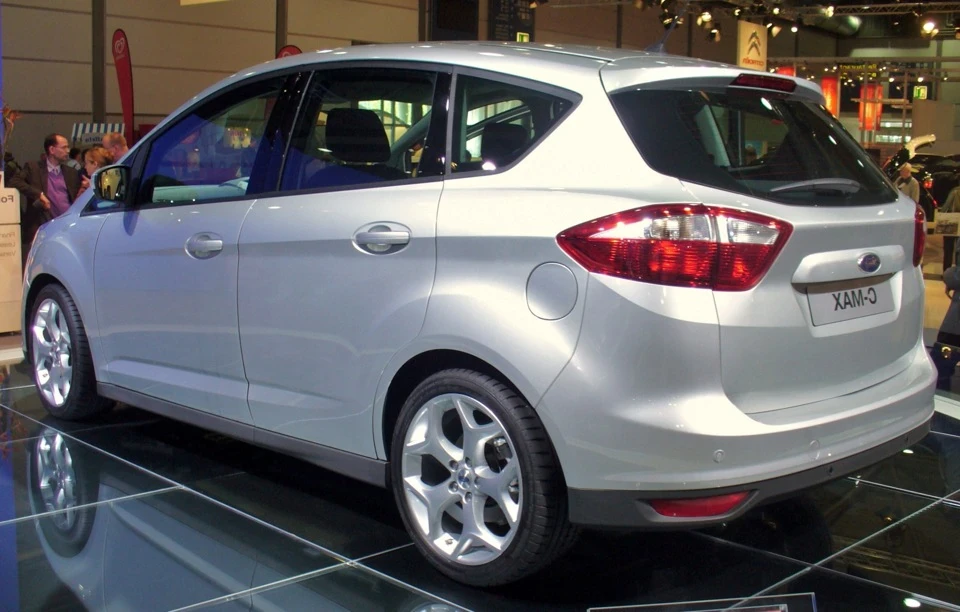 Ідентичність C-Max 2010 та Kia Carens 2012