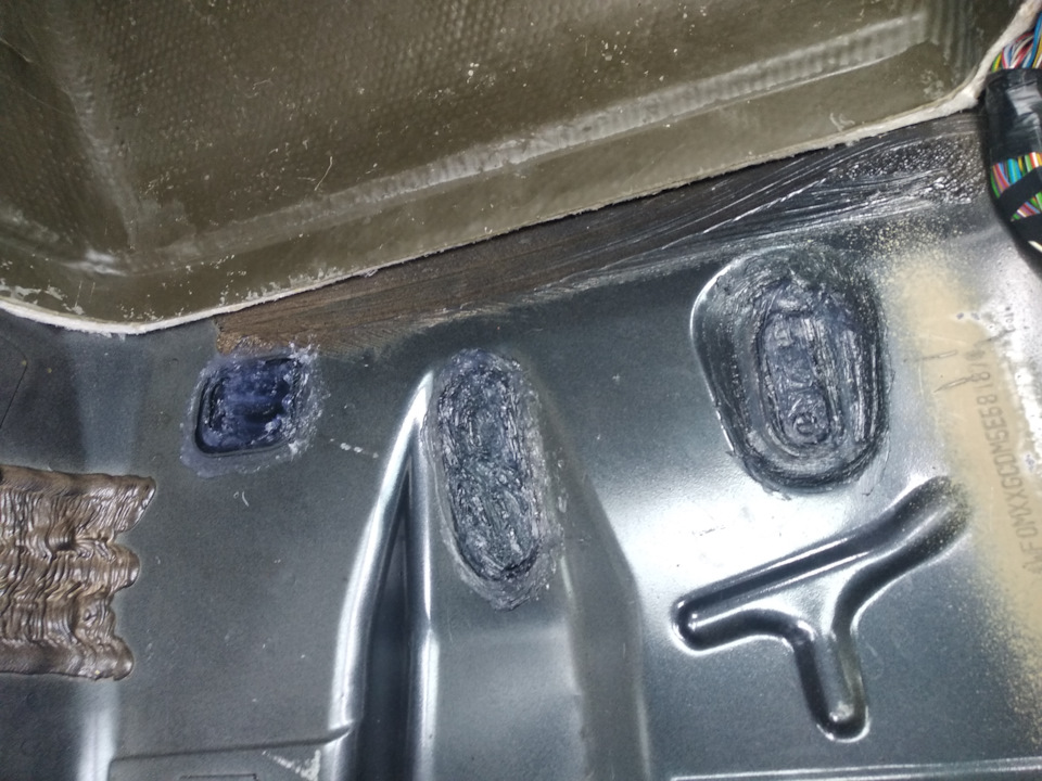 Усім доброго часу доби виявив воду, коли він дивився на підлозі правого пасажира і помчало… 5