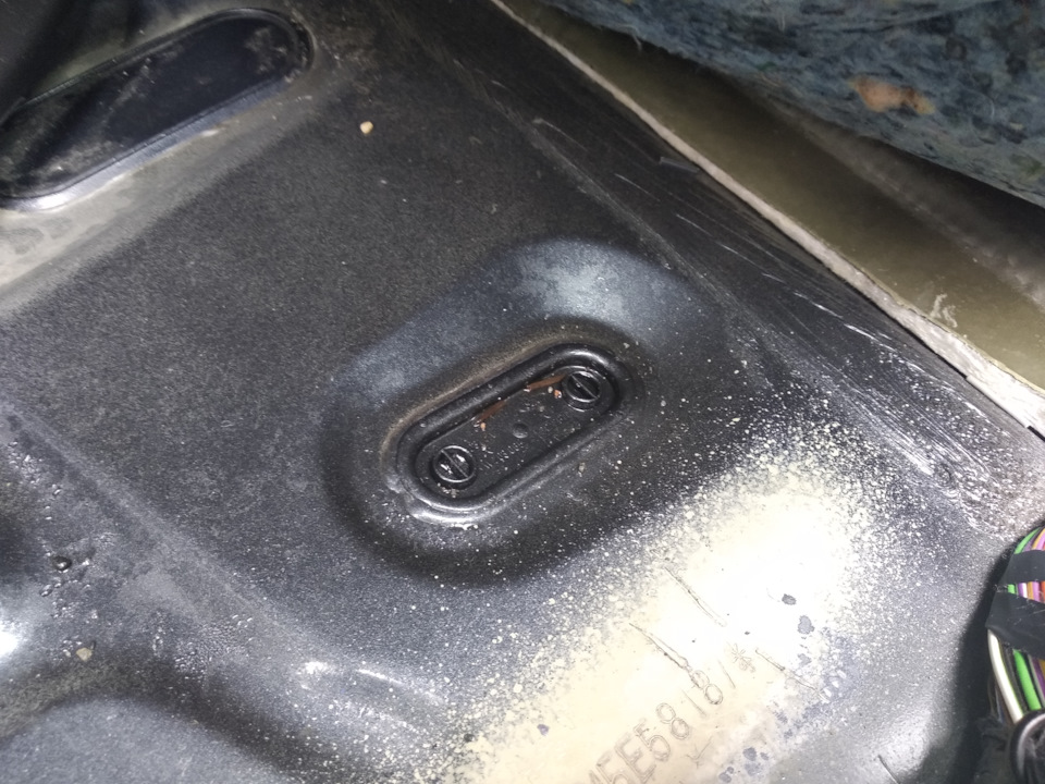 Усім доброго часу доби виявив воду, коли він дивився на підлозі правого пасажира і помчало… 1
