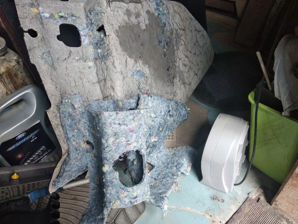 Усім доброго часу доби виявив воду, коли він дивився на підлозі правого пасажира і помчало… 4