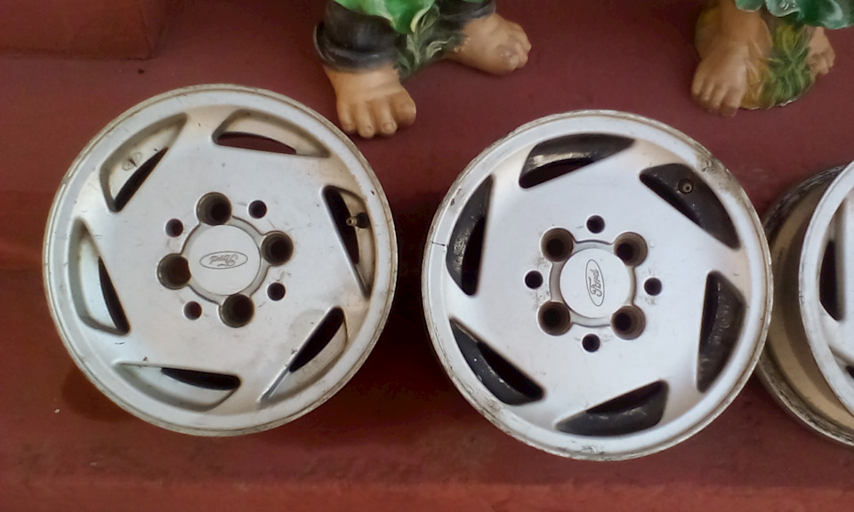 Купив рідкісні оригінальні диски Ford R13. 3
