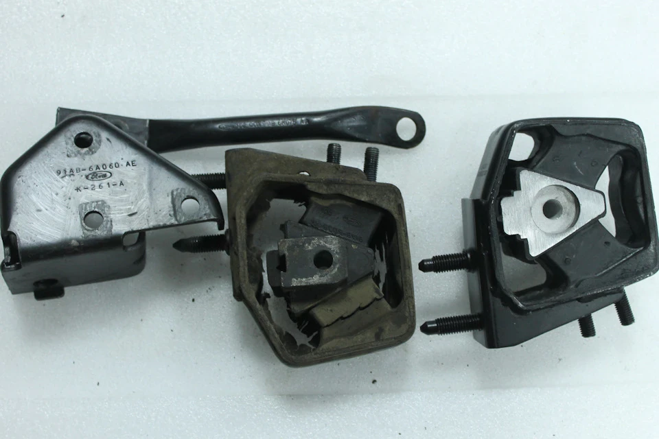 Нова подушка двигуна встановлена (Ford 6610300)
