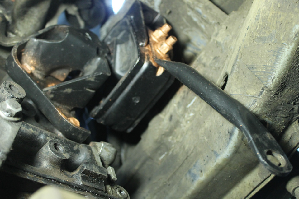 Нова подушка двигуна встановлена ​​(Ford 6610300) 3
