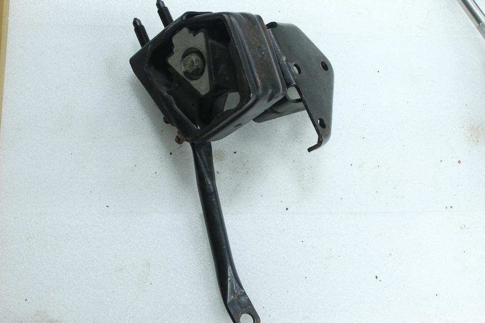 Нова подушка двигуна встановлена ​​(Ford 6610300) 2