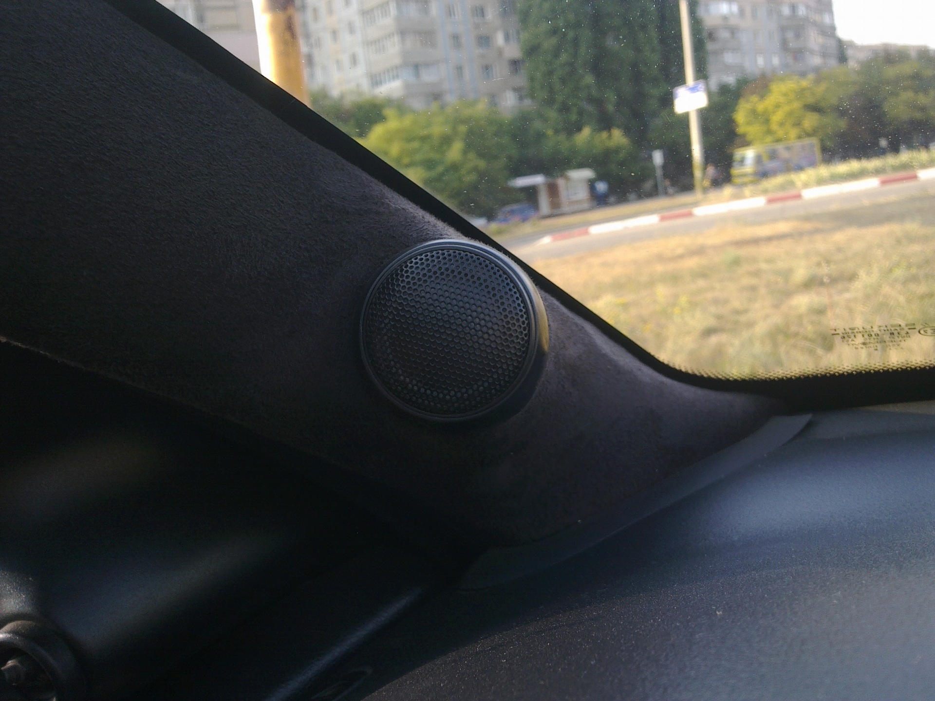 Перетягнув подіуми під ВЧ 2