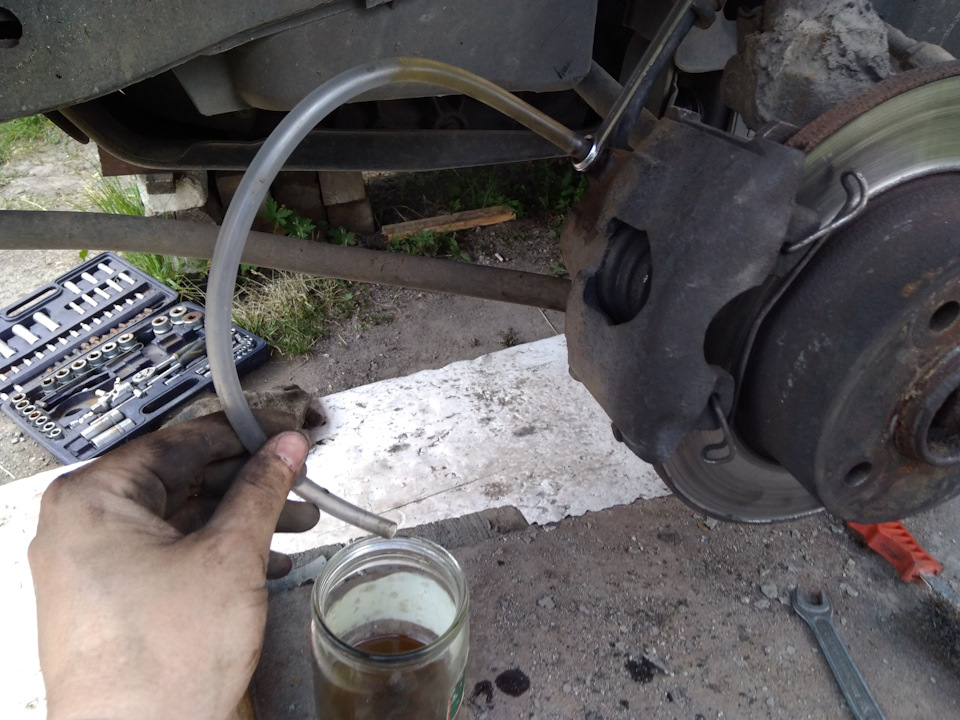 Замінив важелі, передні гальмівні колодки та пильовик ШРУСа. 5