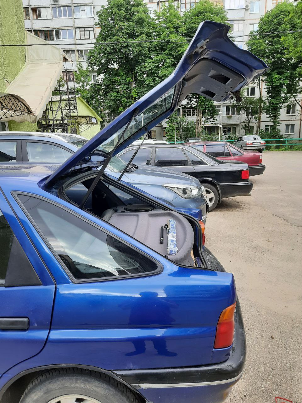 Упор багажника 3