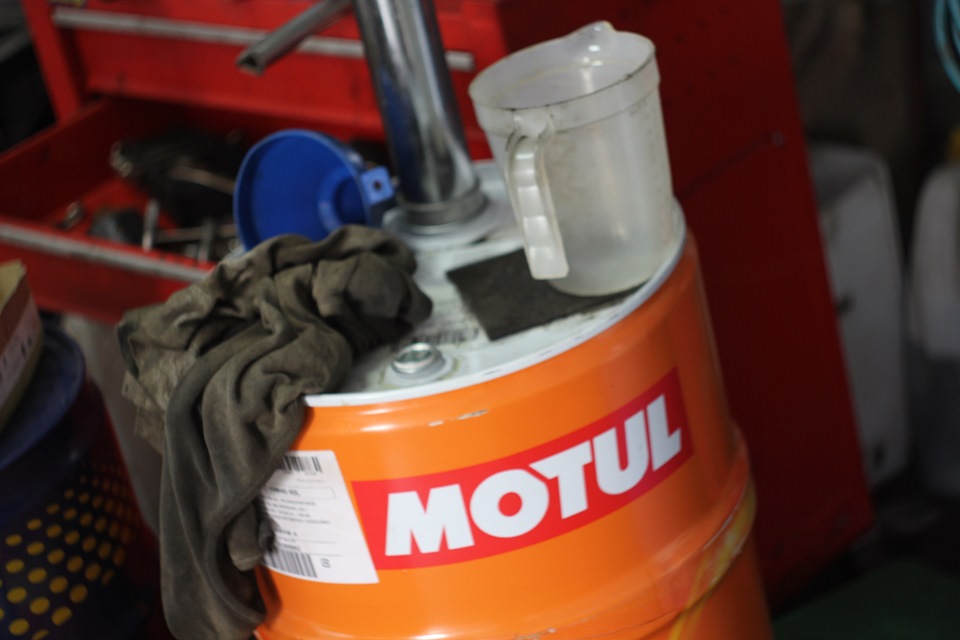 Заміна мастила MOTUL 2