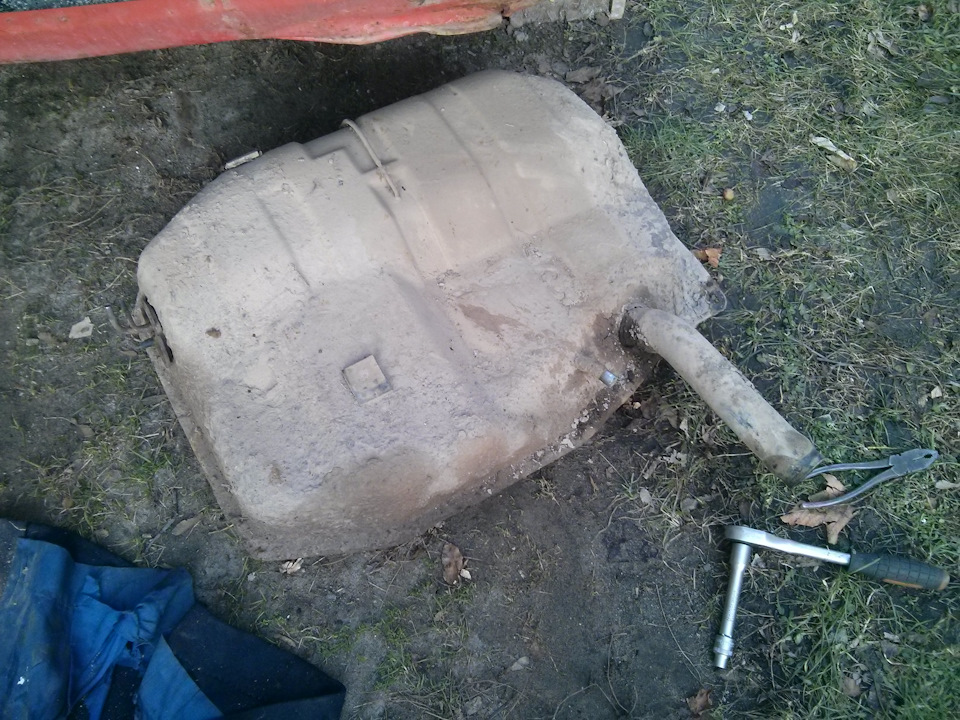 Оригінальний задній бампер, демонтаж бензобака. 4