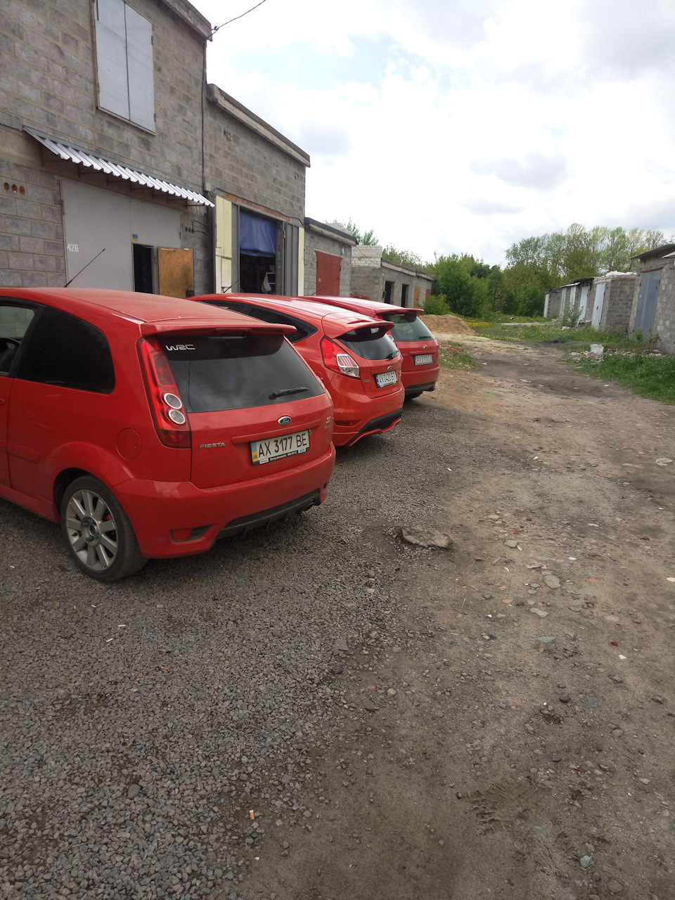 Три червоні st 3