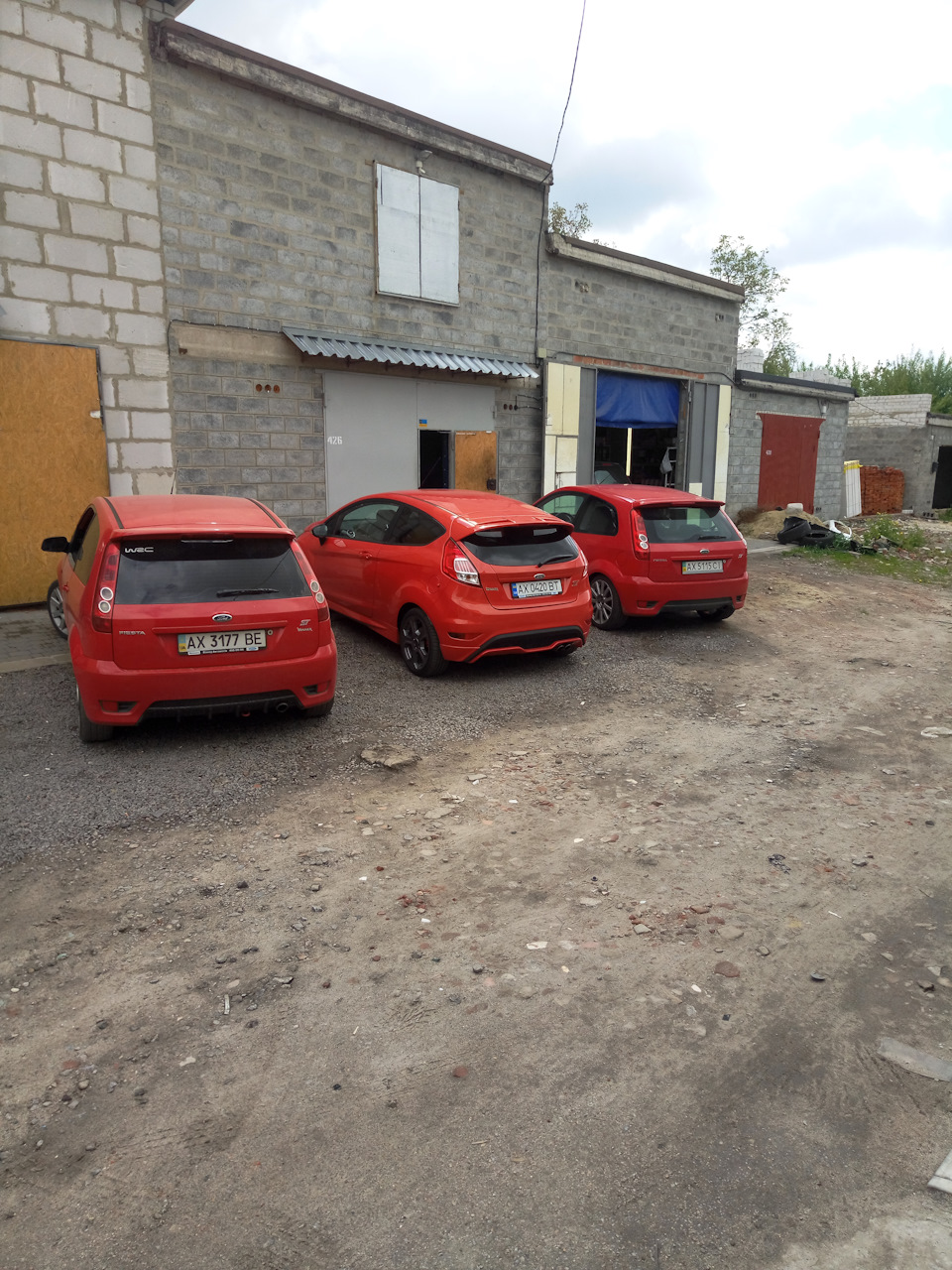 Три червоні st 2