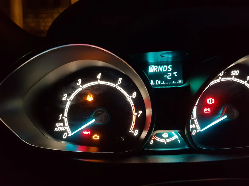 Ford fiesta і червона сніжинка