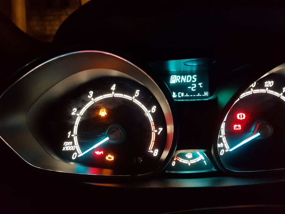 Ford fiesta і червона сніжинка 1