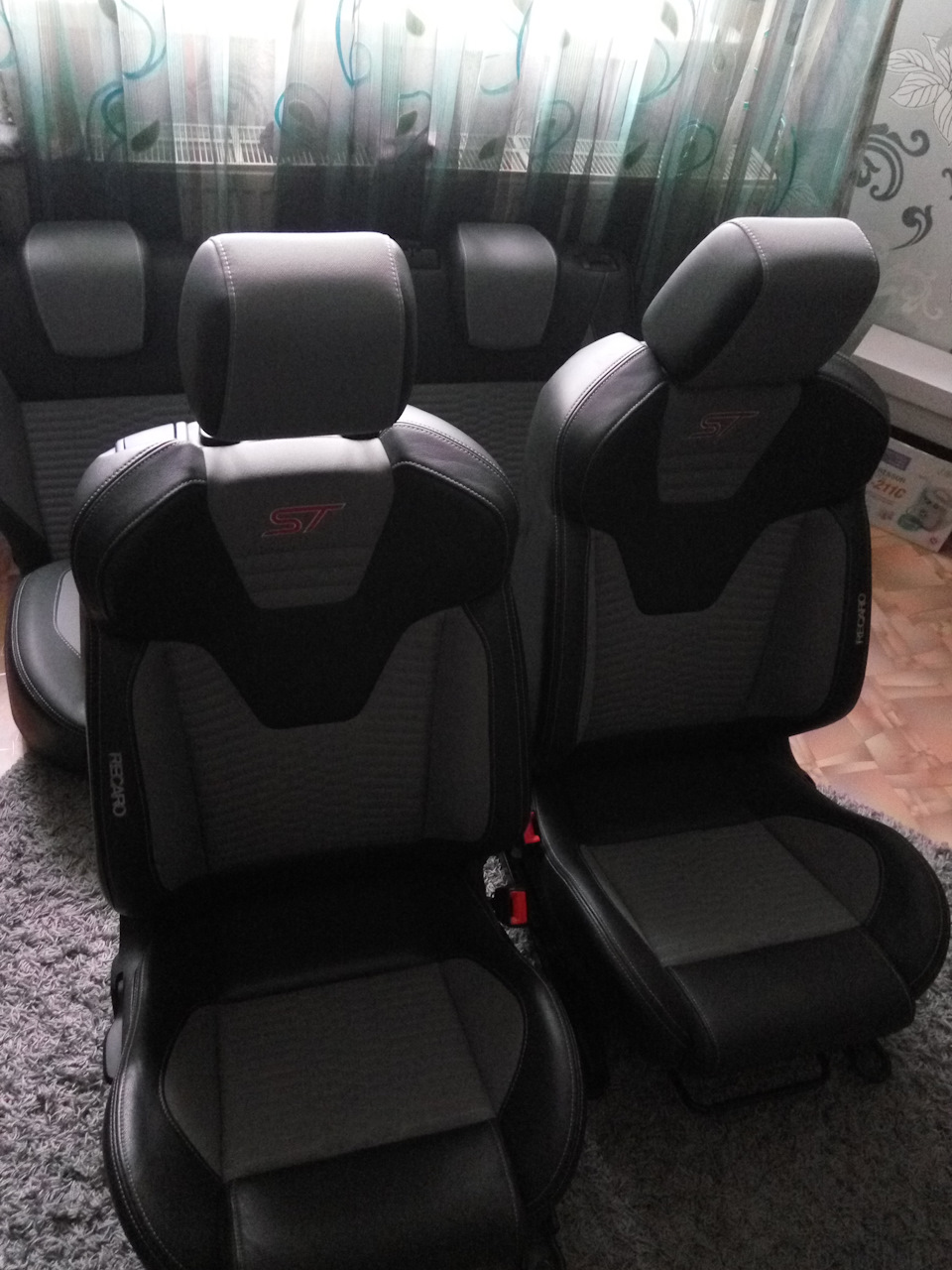 Встановлено оригінальний комплект сидінь Recaro ford fiesta mk 7 st 2