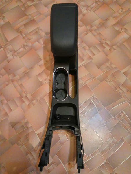 Встановлено оригінальний підлокітник ford fiesta mk 7 lift) 1