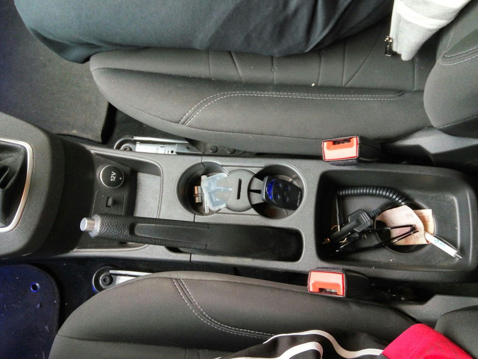 Встановлено оригінальний підлокітник ford fiesta mk 7 lift) 2