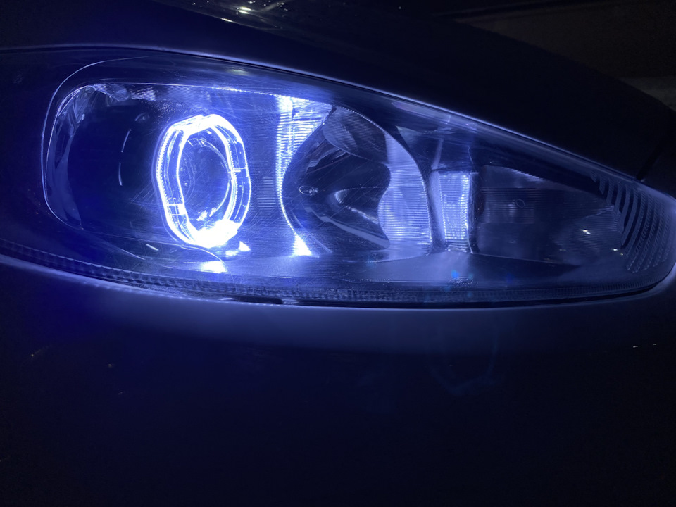 Встановлення бісвітодіодних лінз Sanvi S45 у Ford Fiesta 1