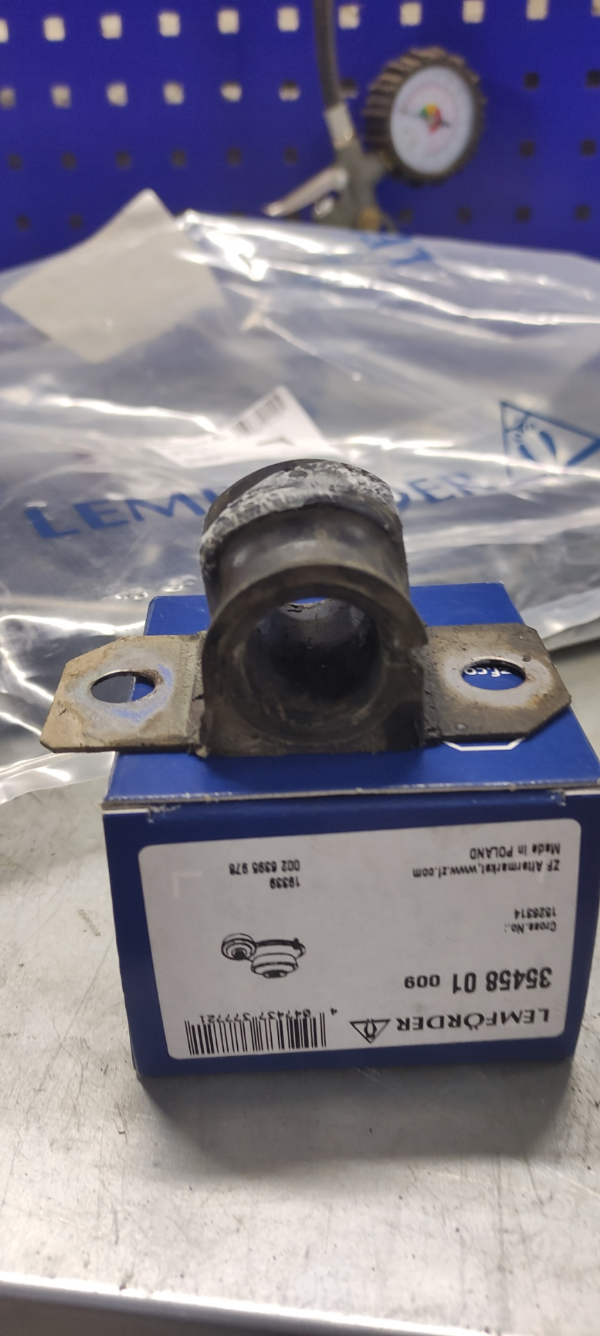 Заміна нижньої опори двигуна, двох важелів та втулок стабілізатора. 5