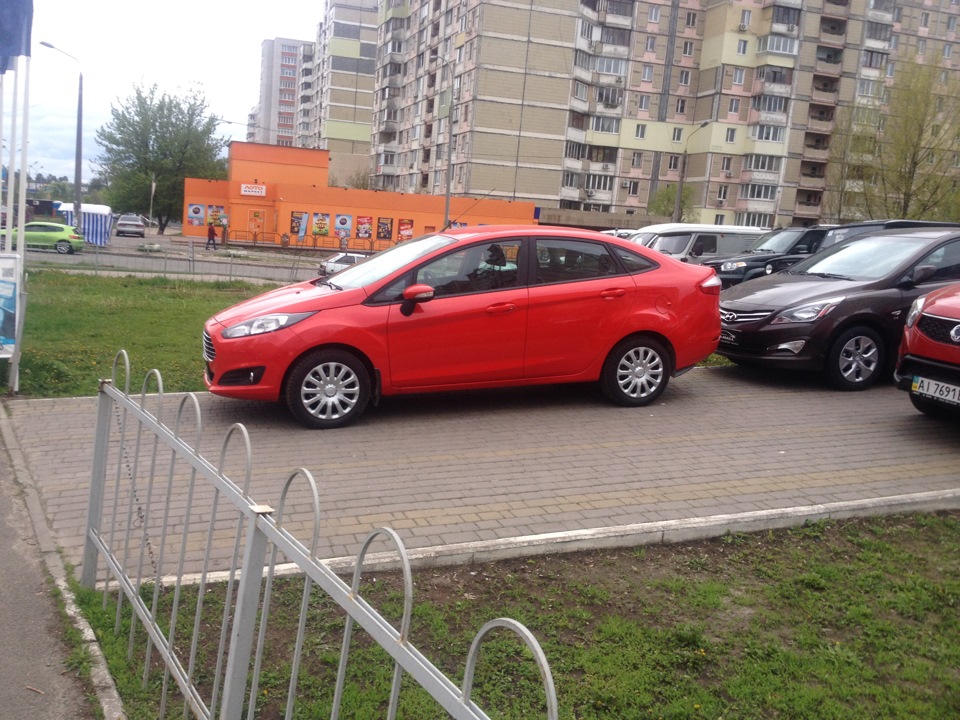 Ford FiesTa SEDAN - UA 1