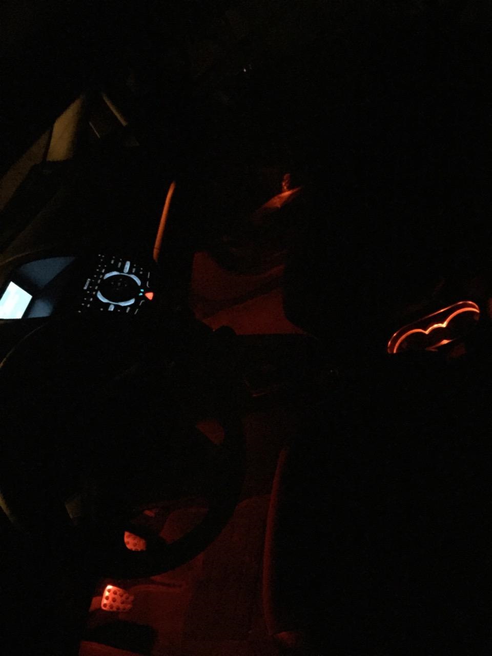 6) Підлокітник та фонове підсвічування 2