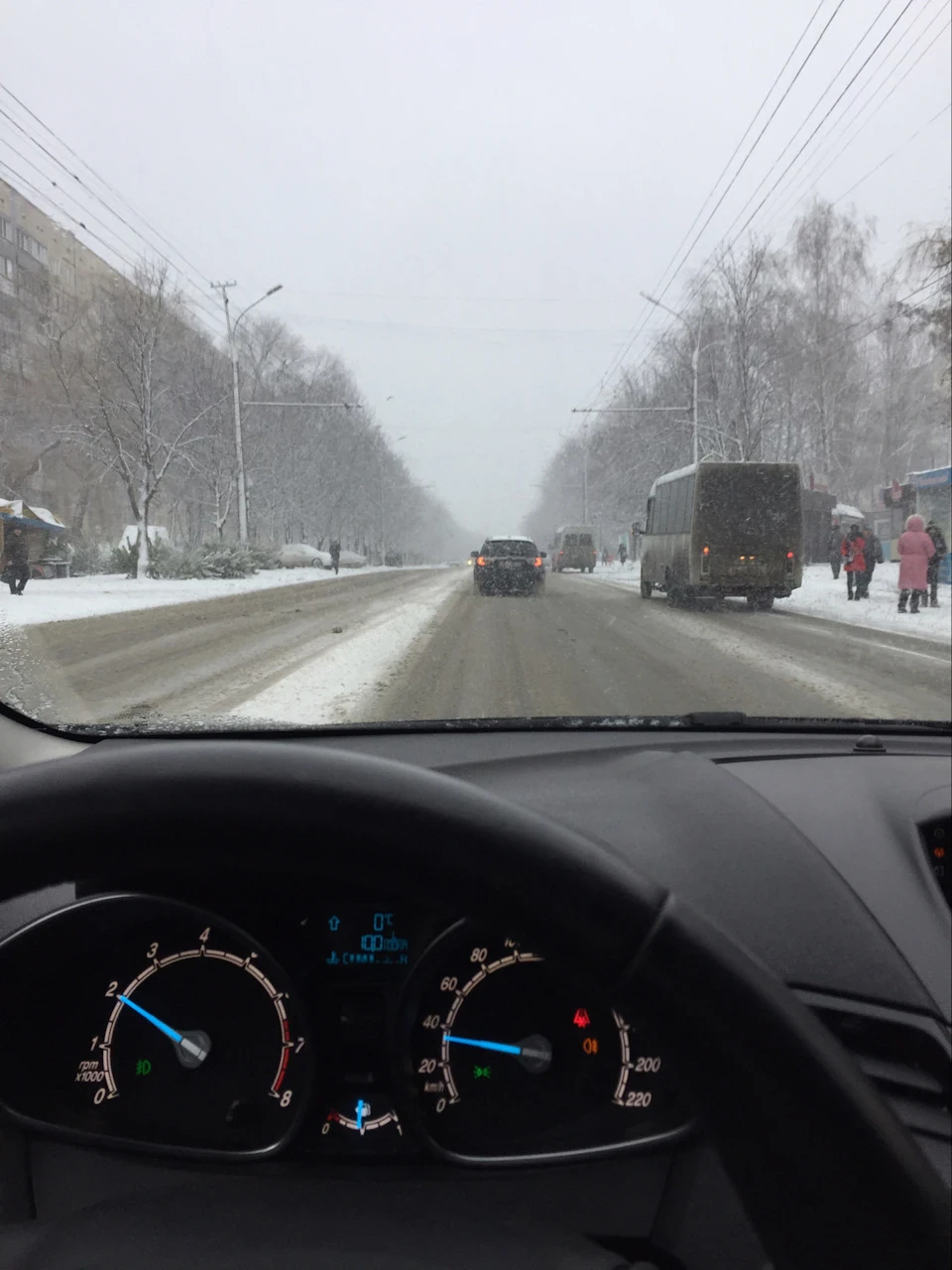 У Дніпрі валить сніг