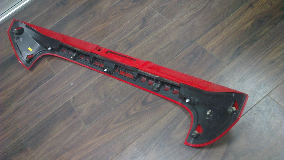 Продам стоковий спойлер з фієсти. Колір race red 2