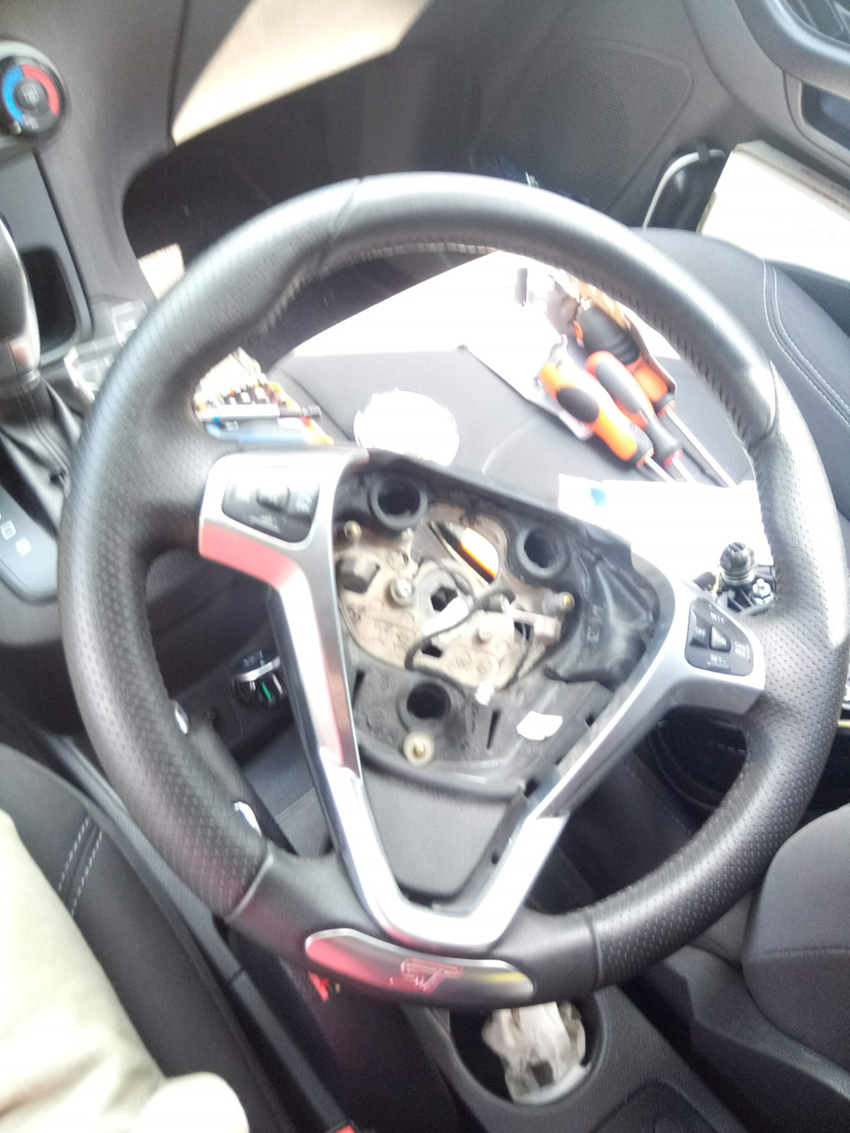 Заміна керма на кермо від Fiesta ST з перфорацією та круїз-контролем 5