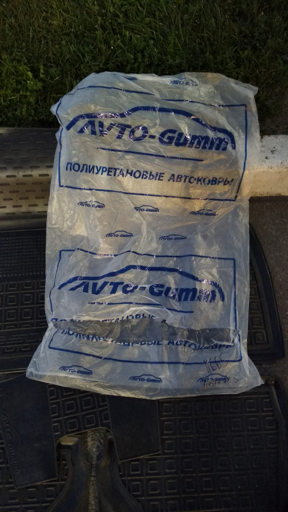 Гумові килимки в салон 4